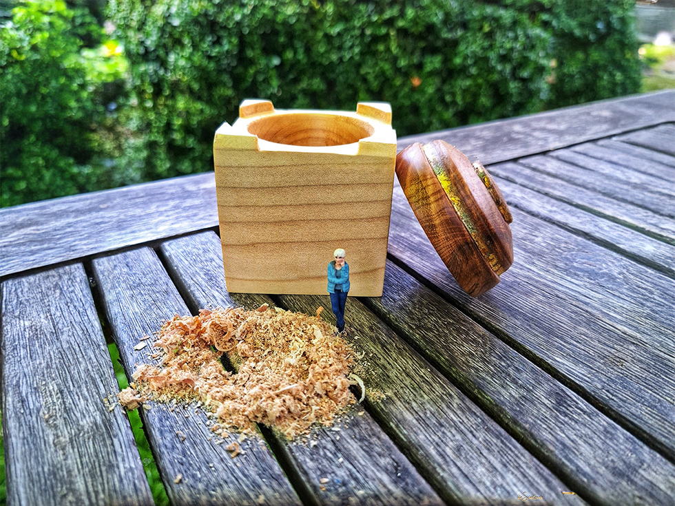 Eckige Dose mit rundem Deckel und Metallflockenauftrag