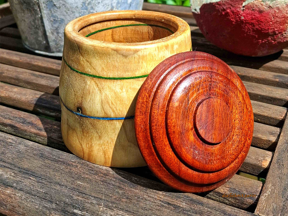 Holzdose - gedrechselt aus Eiche - Einlage: Papier und Gießharz