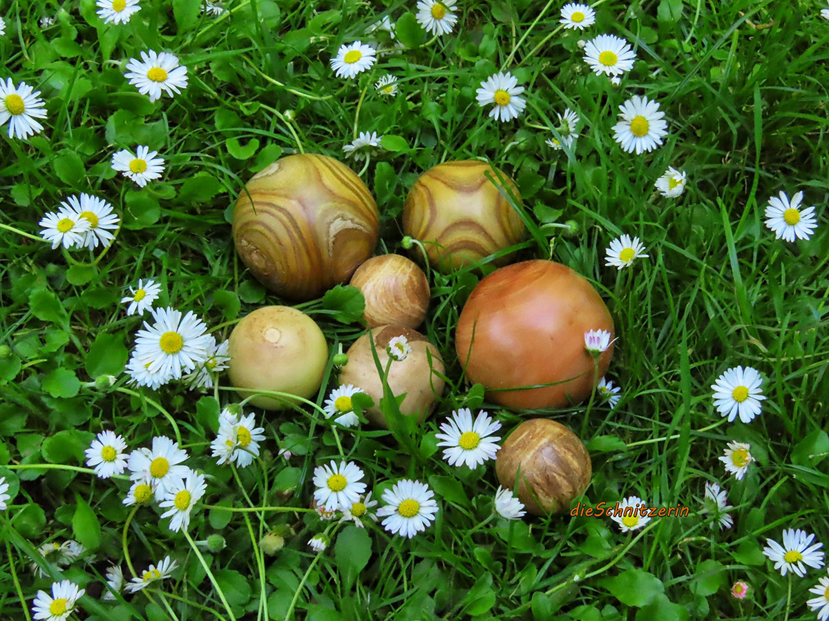 Gedrechselte Kugeln aus verschiedenen Hölzern (Eine Vorlage aus 'Holzwerken')