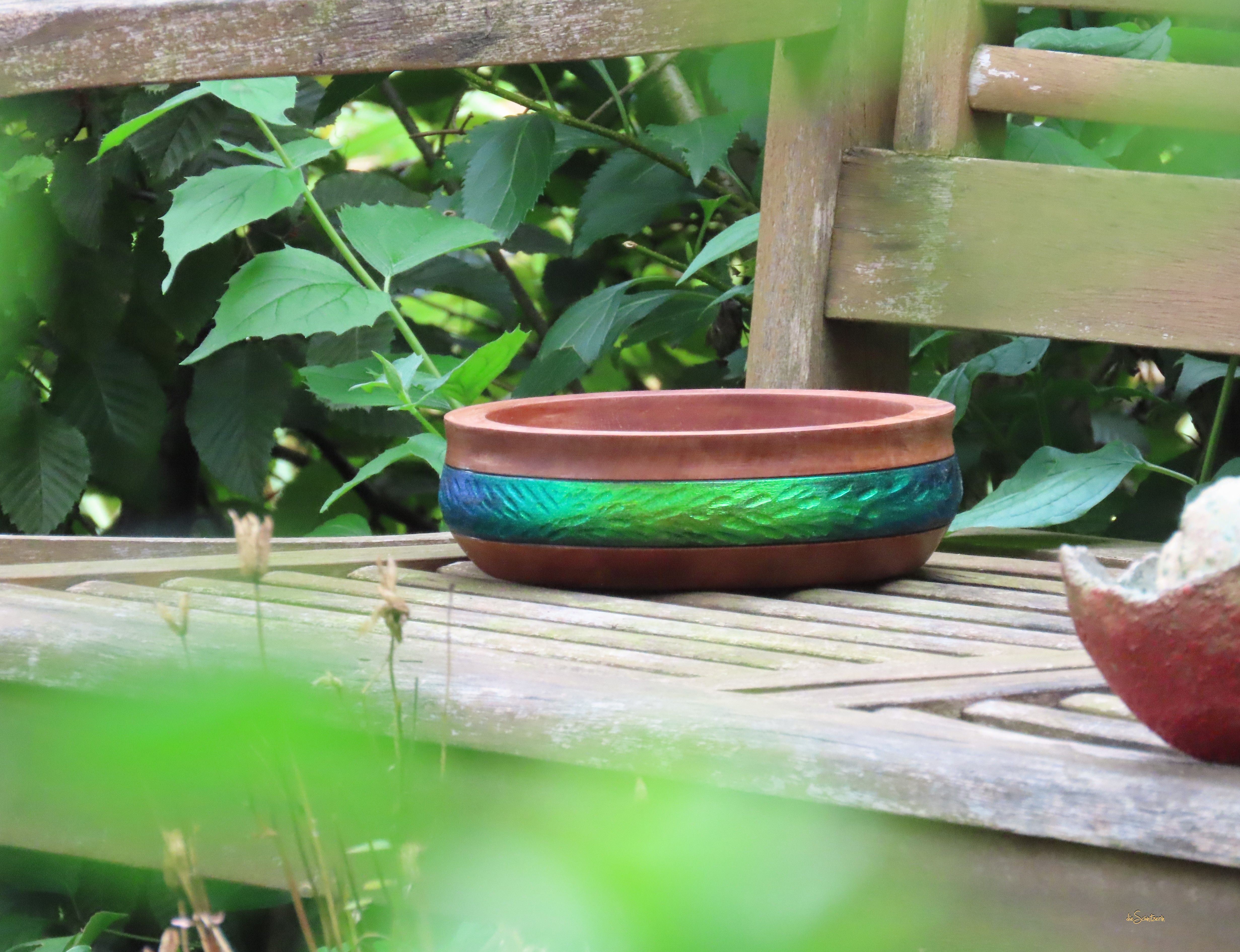 Schale/Kirsche - geschnitzter Zierrand mit anschließendem Pigmentauftrag